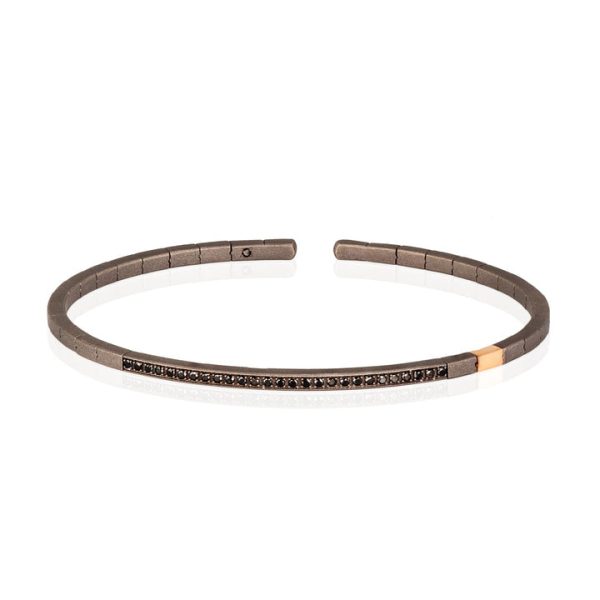 Bracciale da uomo realizzato in titanio con un modulo in oro rosso 9 kt, incassato con una fila di diamanti black