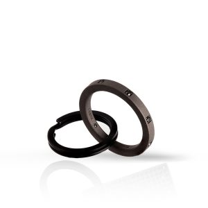 Portachiavi in titanio tondo e 8 diamanti black da 3 punti
